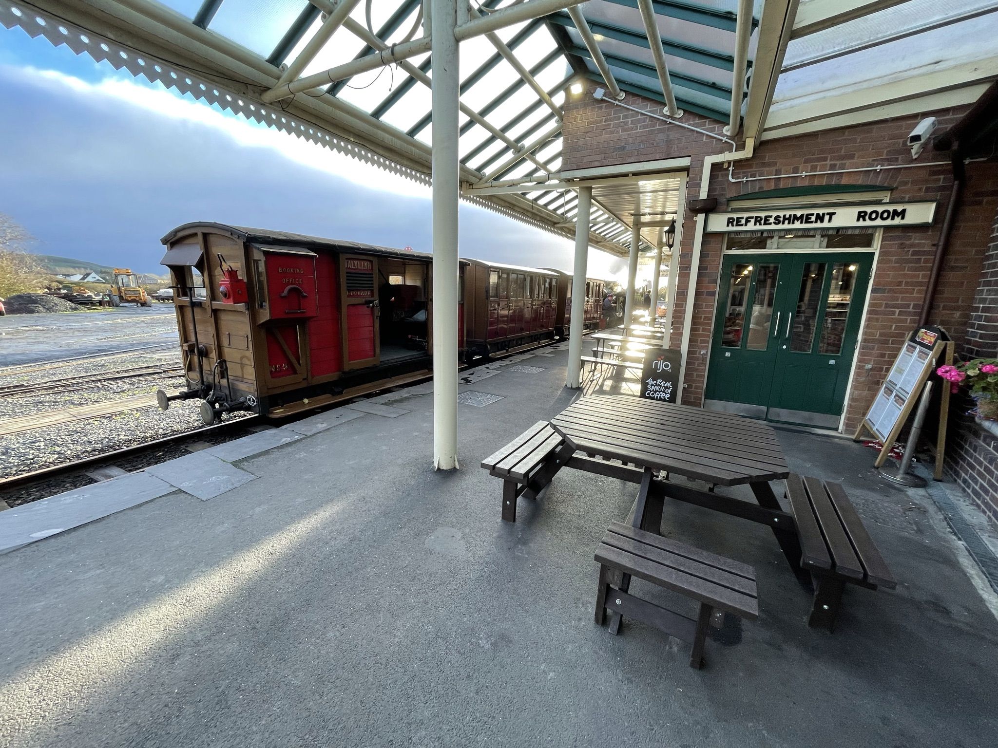 Talyllyn Railway Octagonal Picnic Table