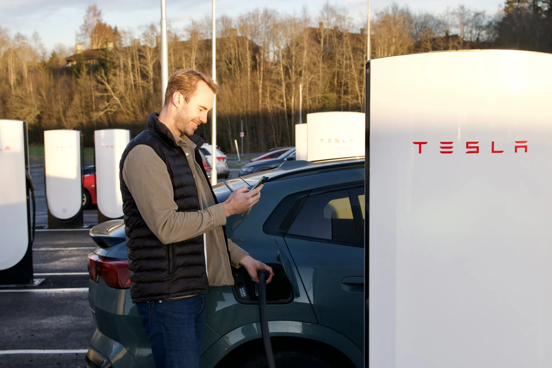 Lad på Tesla Superchargers med Elton