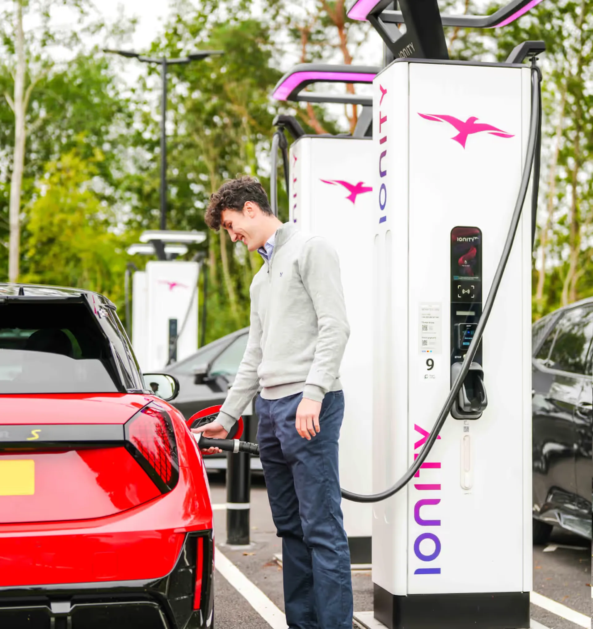 Lad på Ionity med Elton