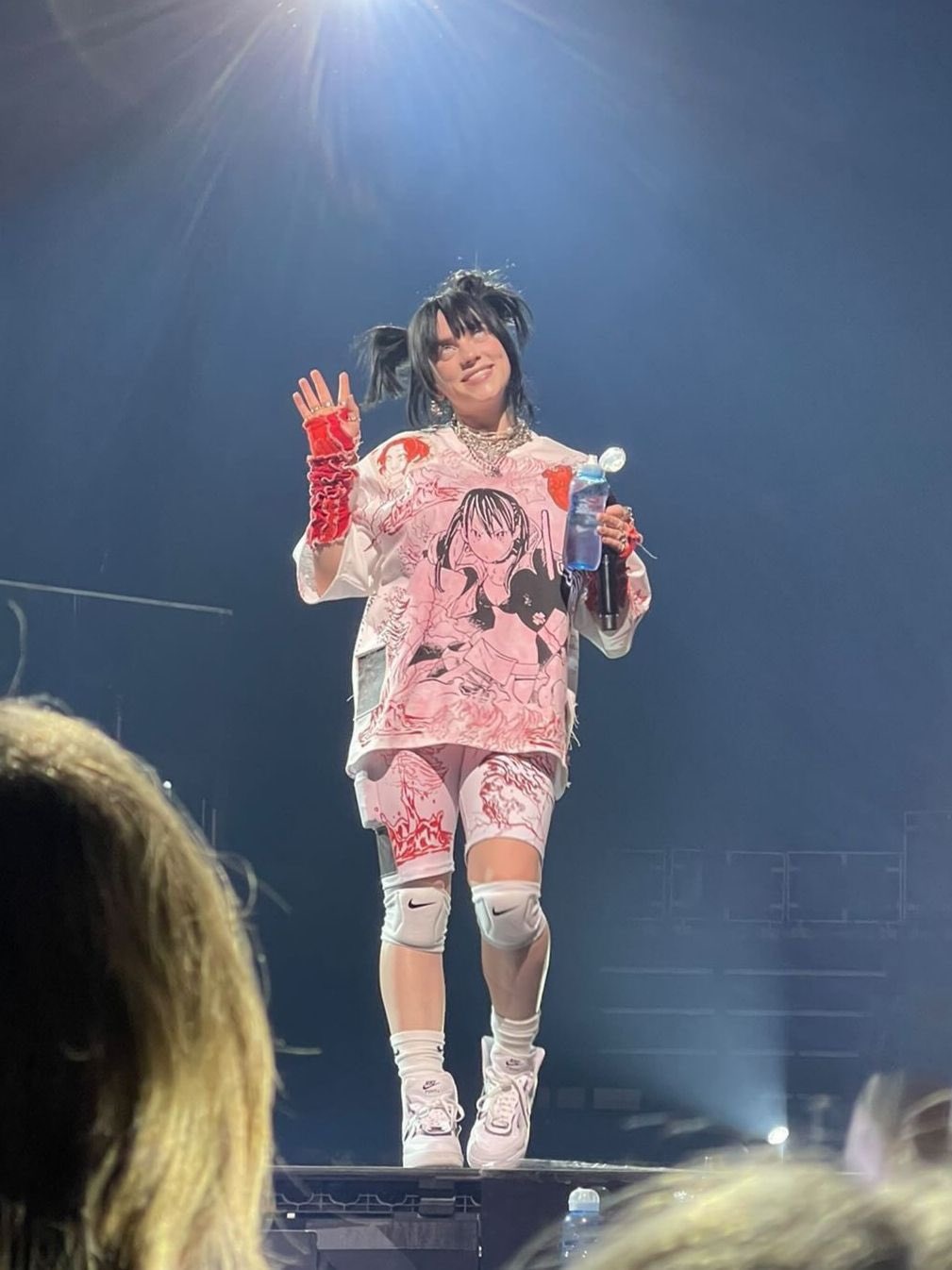 Billie Eilish usa camiseta de personagem de Fire Force durante