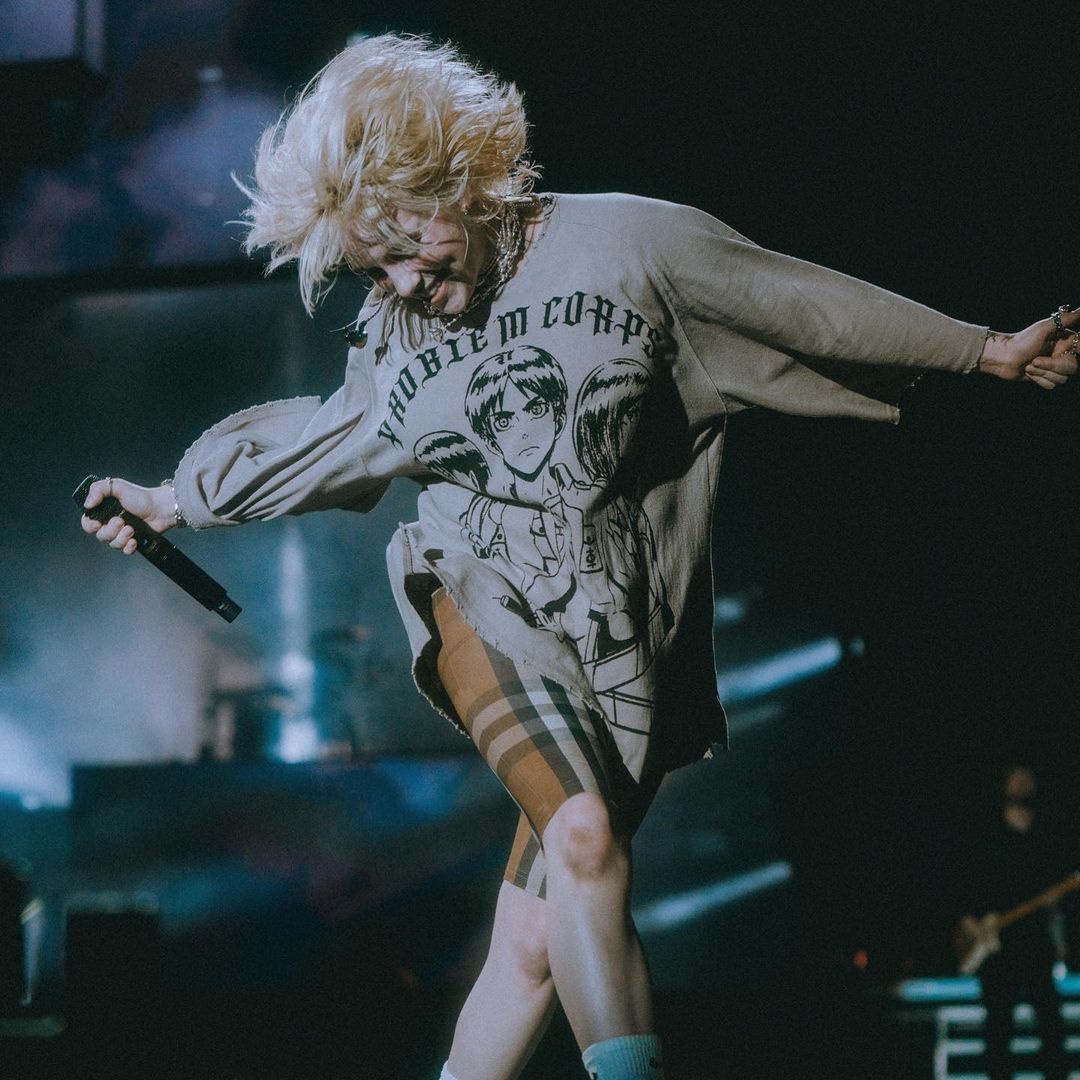 Billie Eilish usa camiseta de personagem de Fire Force durante