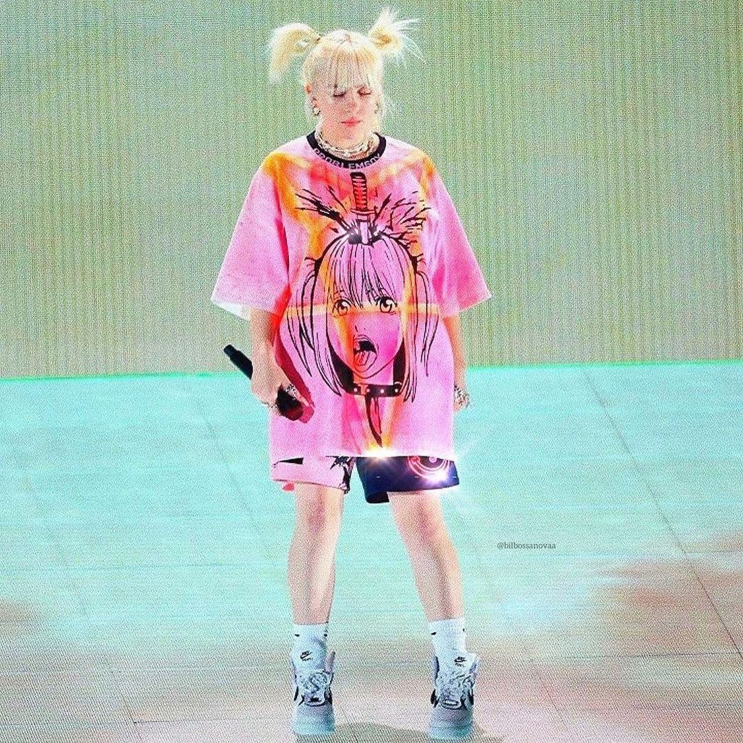 Billie Eilish usa camiseta de personagem de Fire Force durante