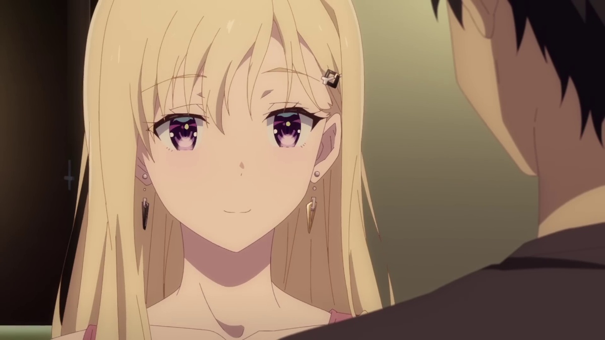 ساكي آياسي وهي تبتسم برقة في مشهد من أنمي Days with My Stepsister