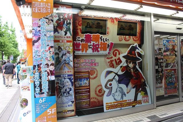 Pengunjung menikmati pameran KonoSuba