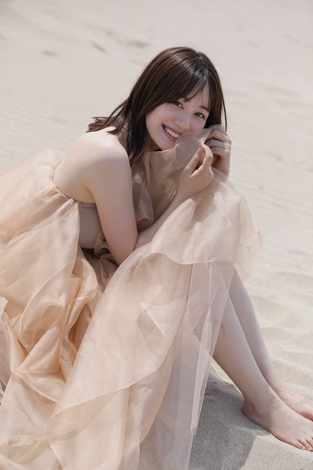 女性アイドル写真集　<<声優>> 付録付)ITO MIKU FIRST LLIVE Miku’s Adventures 2015 ～LOOKING GLASS～ ～WONDERLAND～ MEMORIAL PHOTOBOOK Voice Actress Miku Ito's New Photo Book 