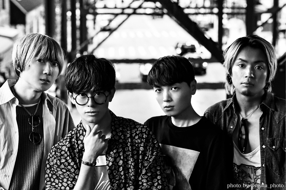 صورة شخصية بالونين الأبيض والأسود لأعضاء فرقة الروك BLUE ENCOUNT