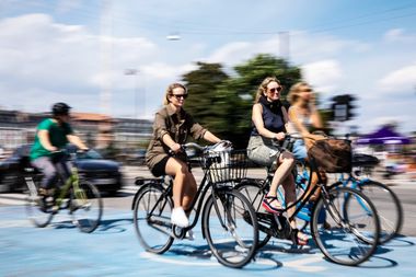 Menschen die Fahrrad in der Stadt fahren.