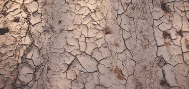 Ausgedörrter und aufgeplatzter Boden von oben.