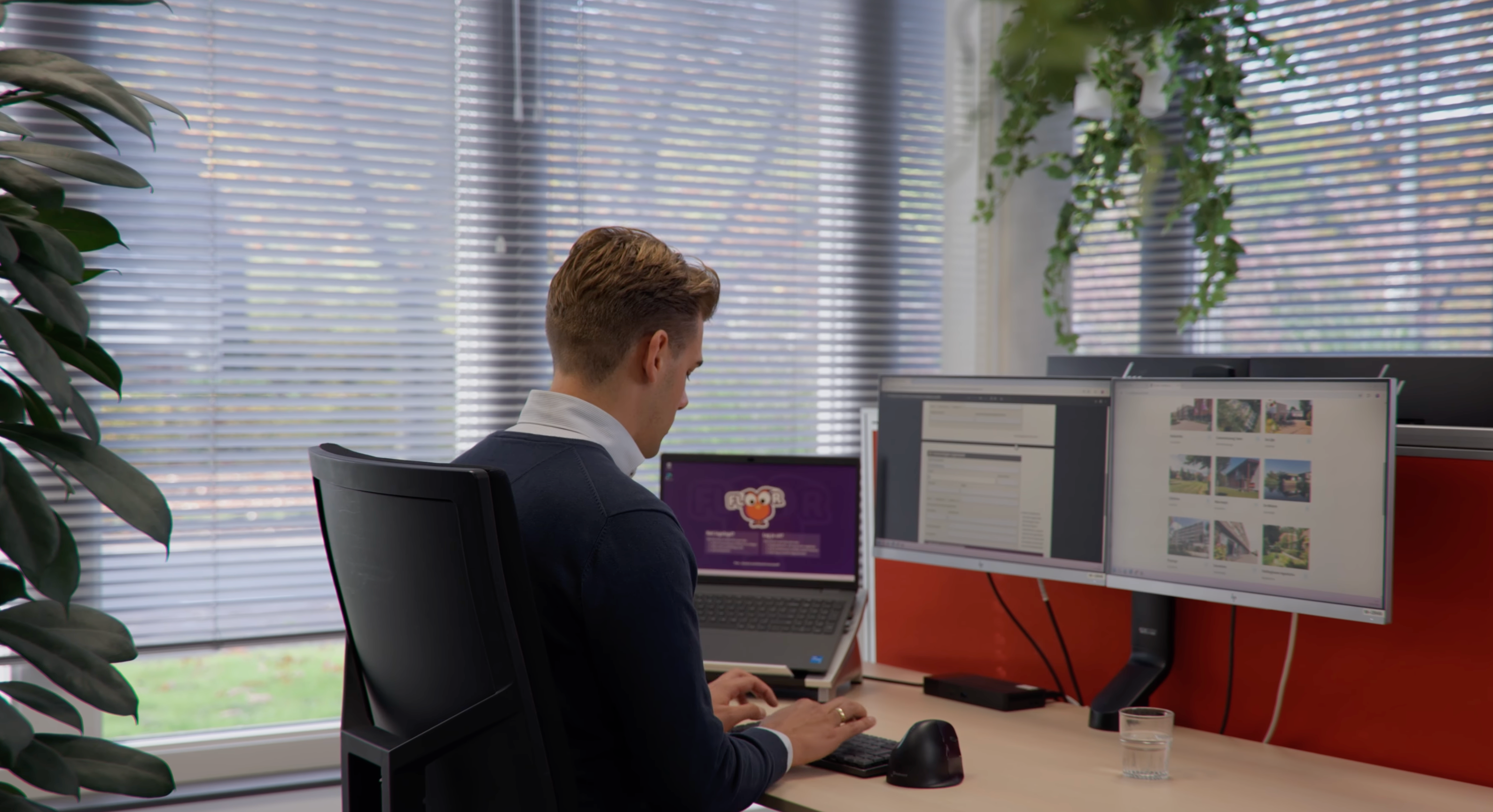 Man achter computer doet voor hoe een WLZ aanvraag werkt