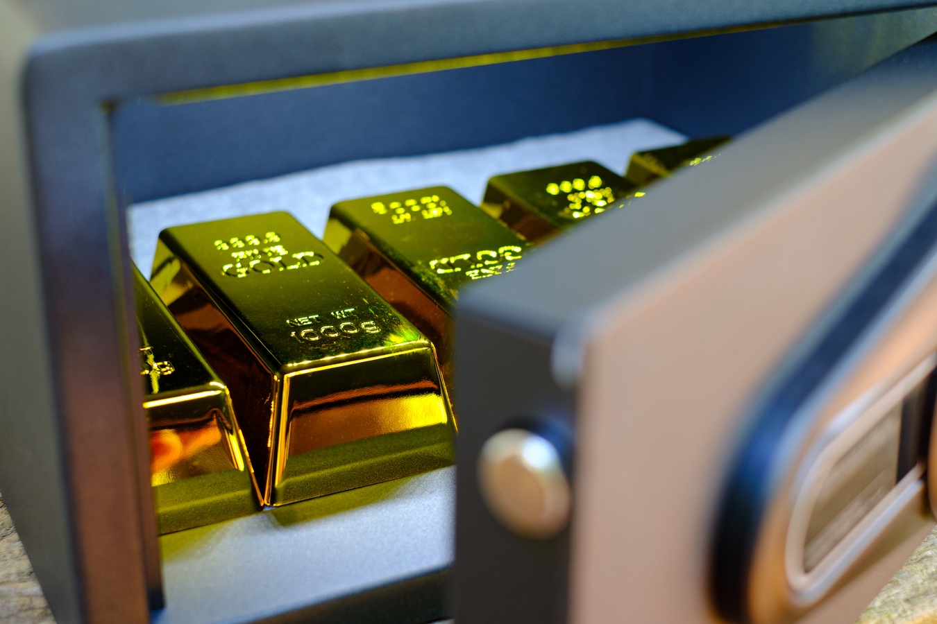 Central banks load up on gold