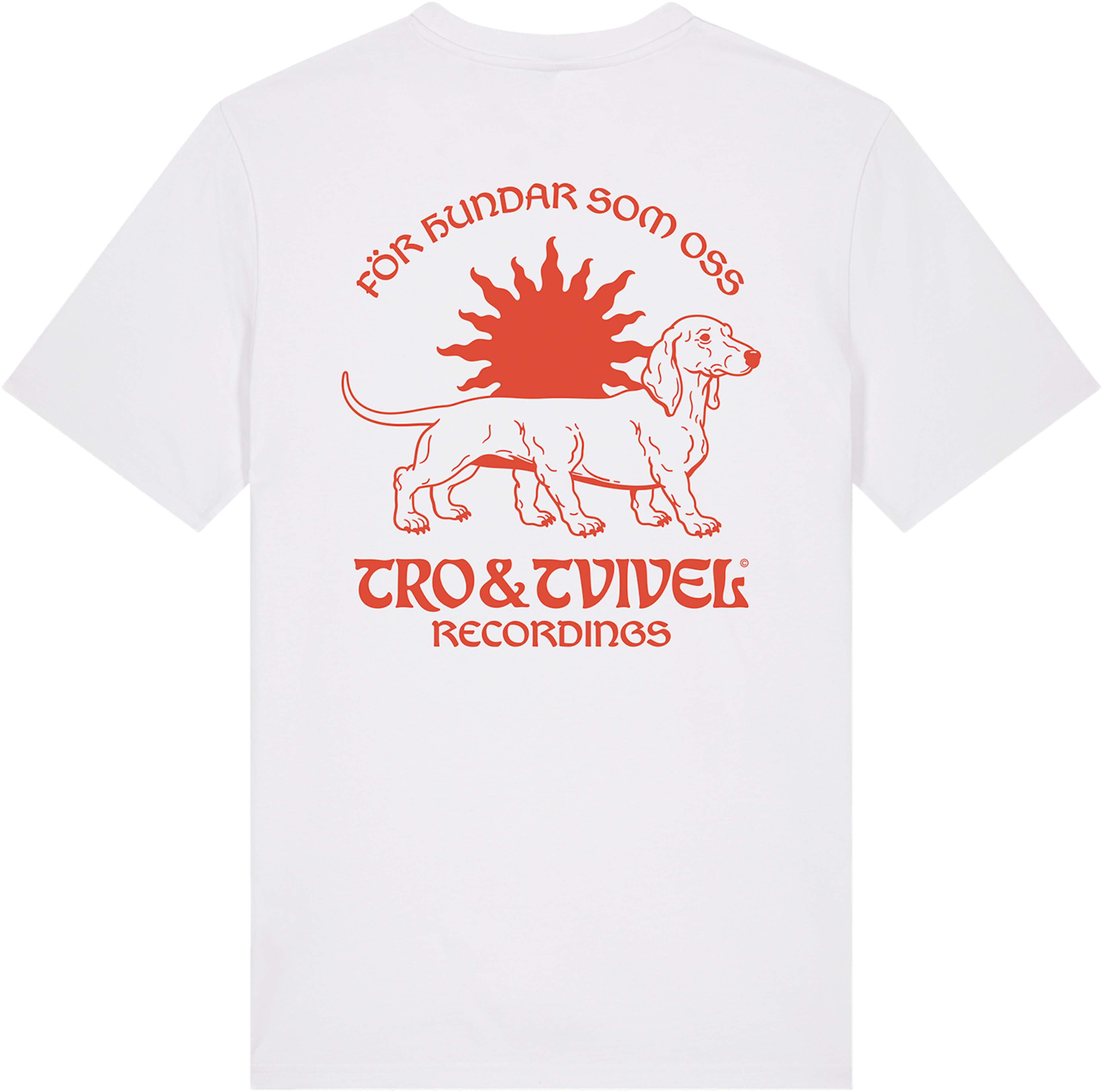 Bild på baksidan av en vit t-shirt med trycket "Tro & Tvivel Recordings" och "För hundar som oss". En illustrerad tax med sex ben syns med en röd sol i bakgrunden.