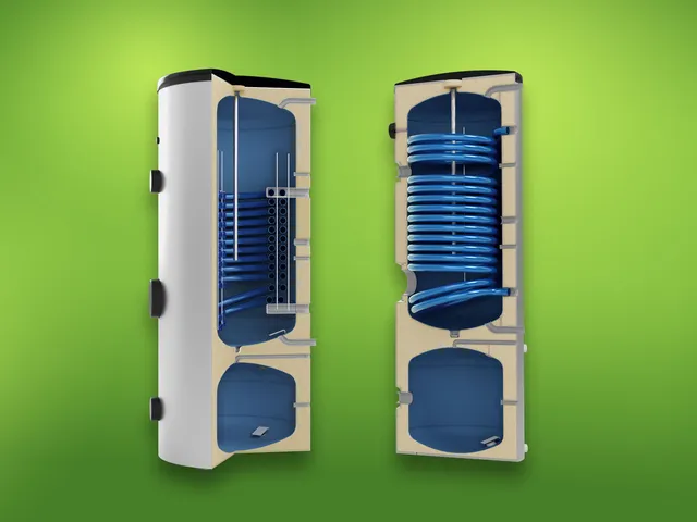 Zwei Storatherm Aqua+Heat Speicher nebeneinander auf grünem Hintergrund. Beide Speicher sind in der Hälfte aufgeschnitten und zeigen innere Konstruktionsdetails der Produkte.