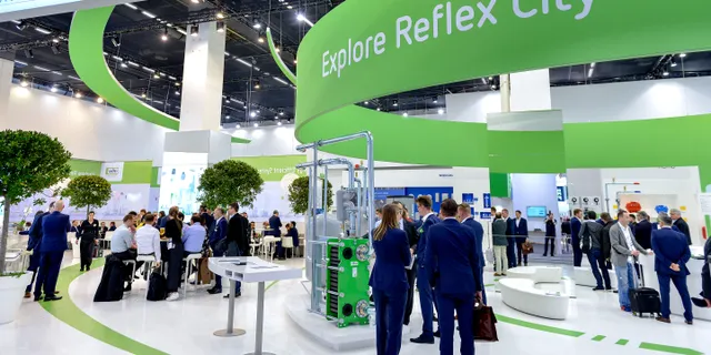 Reflex Messestand mit Besuchern