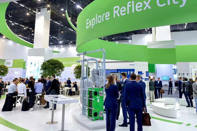 Reflex Messestand mit Besuchern