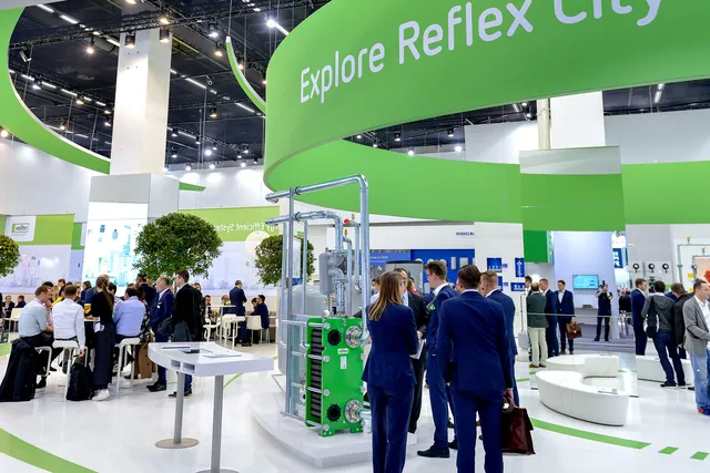 Reflex Messestand mit Besuchern