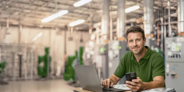 Key visual of a Service employee