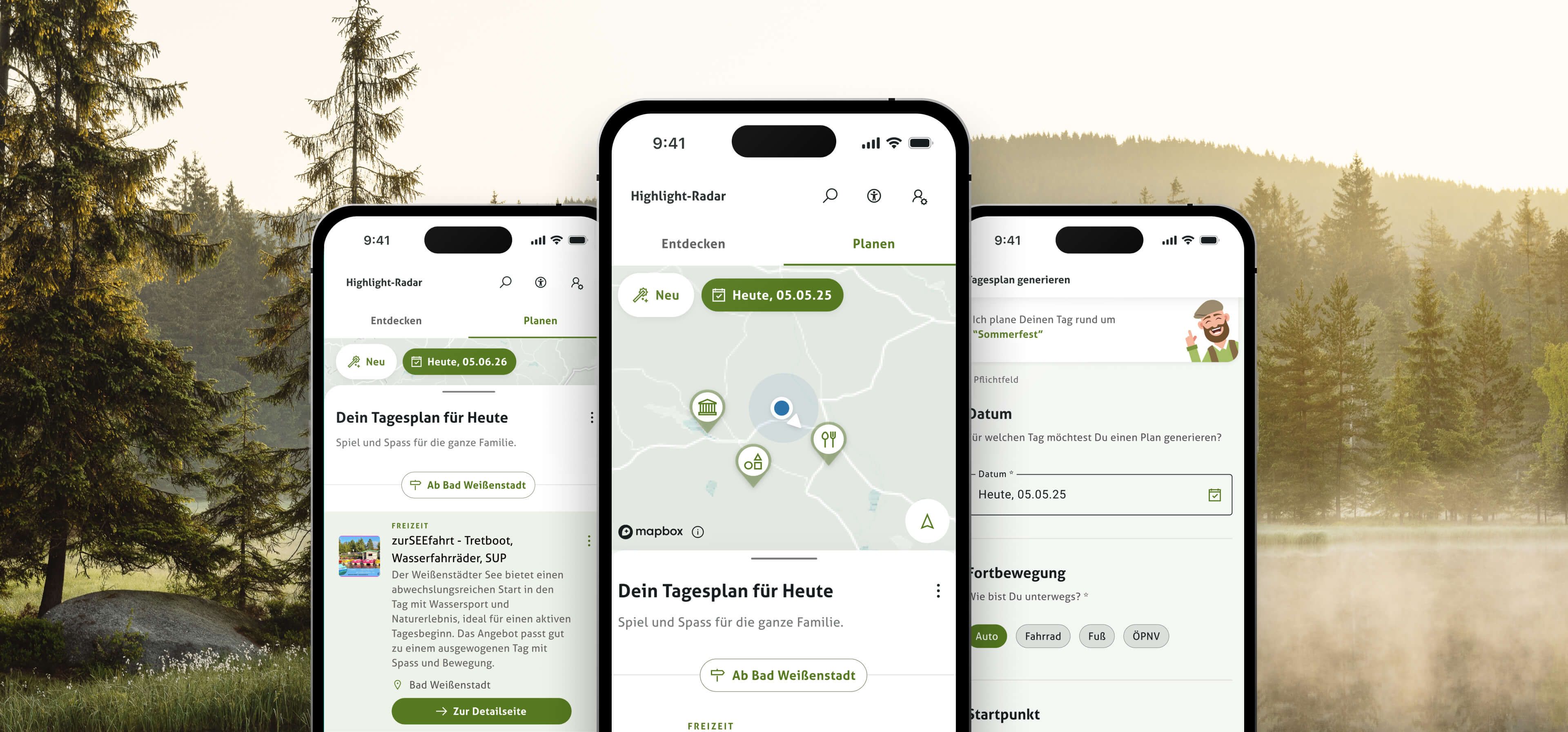 Drei Smartphones zeigen eine Planungs-App mit Tagesplänen und Kartenansicht. Im Hintergrund ein nebliger See mit Bäumen.
