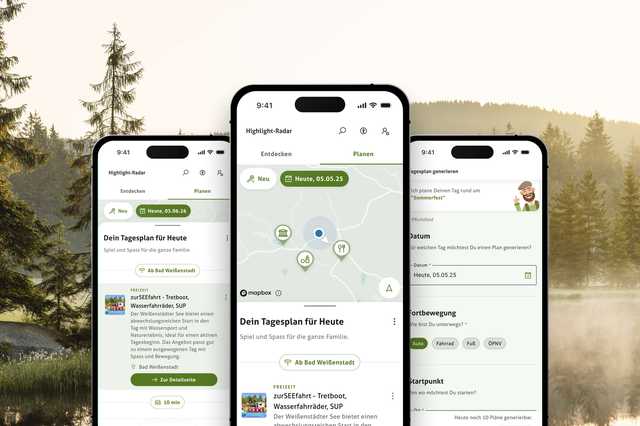 Drei Smartphones zeigen eine App mit Tagesplanung und Karte, vor einem landschaftlichen Hintergrund mit Bäumen und See im Morgenlicht.