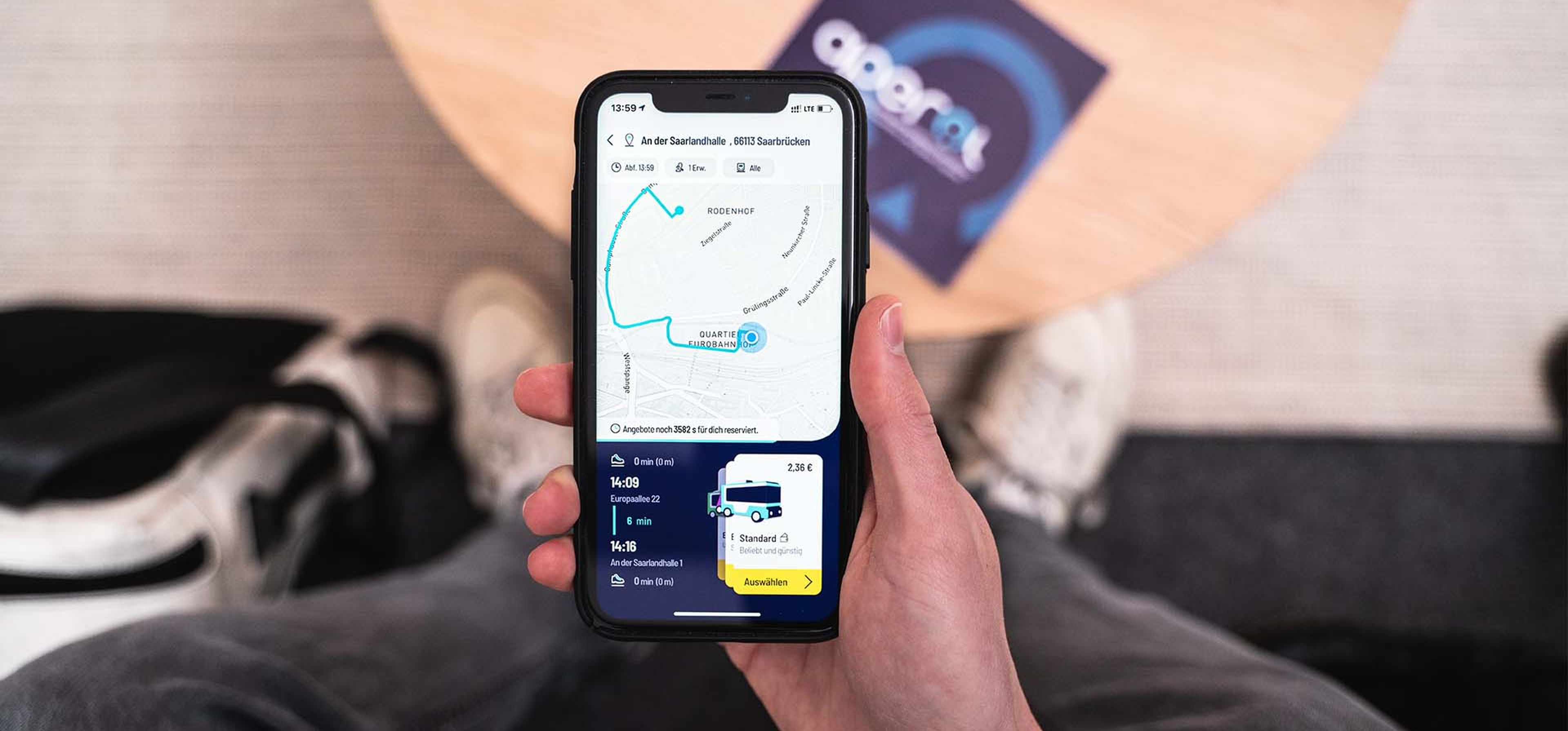 Ein Smartphone, auf dessen Bildschirm man eine Wegbeschreibung sieht.