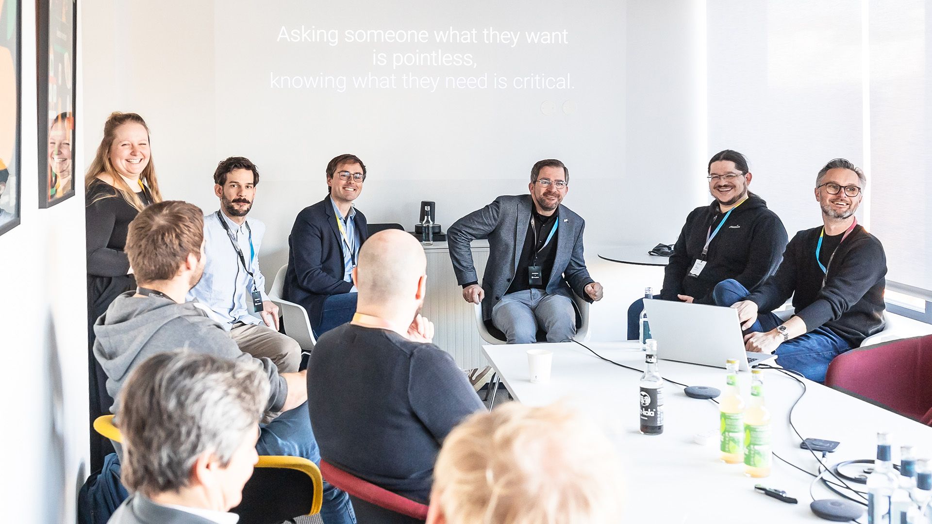 Blick in unser Industry Panel mit verschiedenen Personen, die um einen Tisch sitzen.