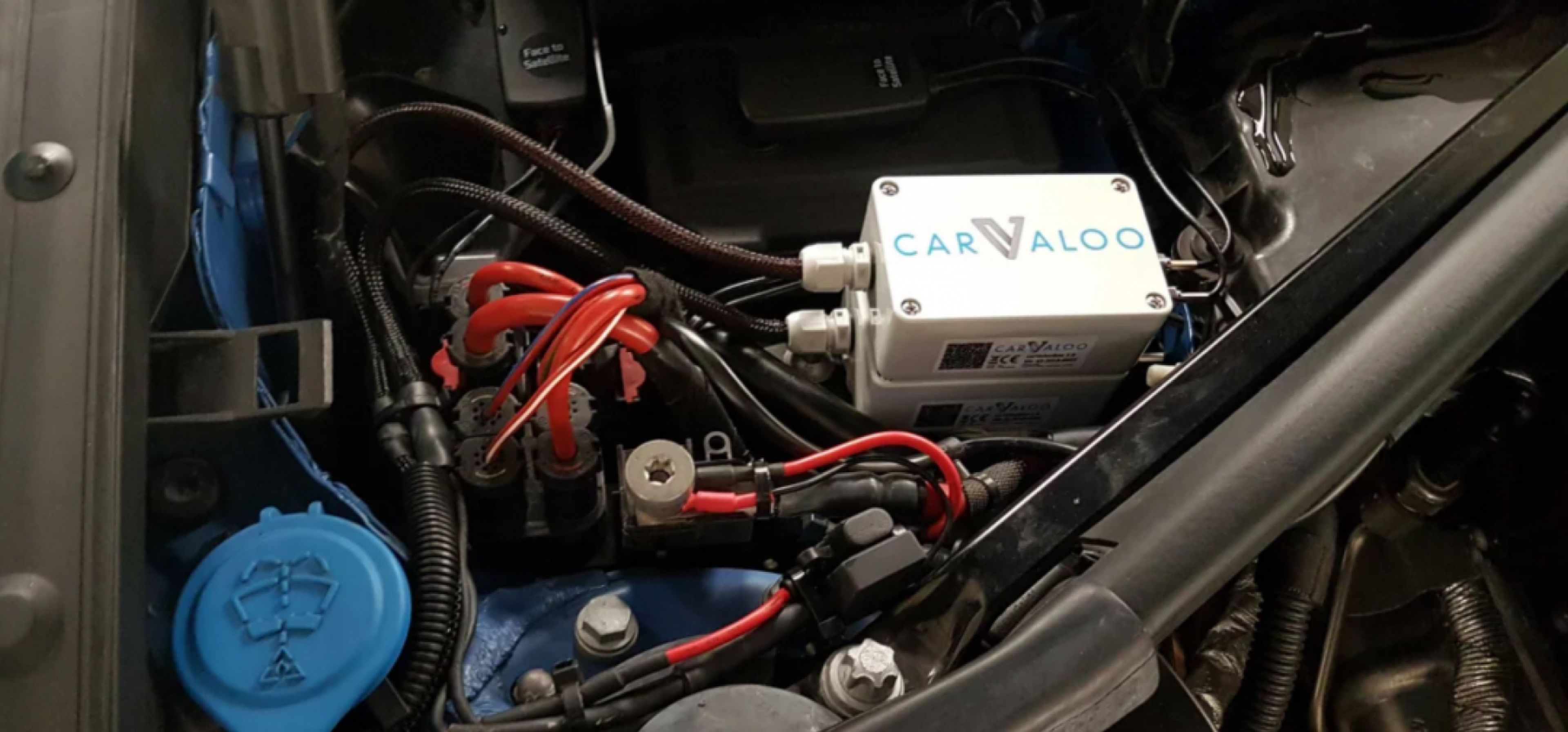 Blick in einen Motorraum mit Carvaloo Bauteil.