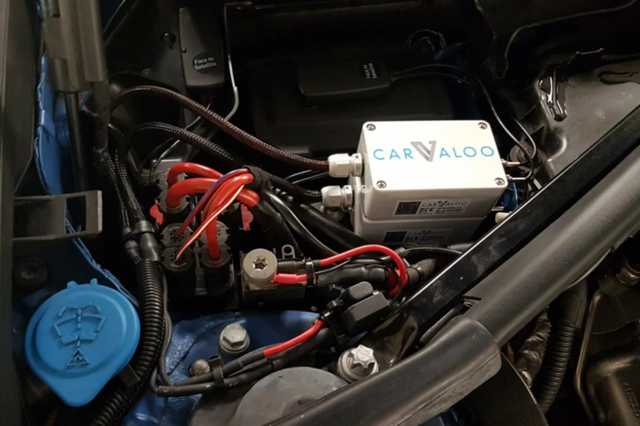 Blick in einen Motorraum mit Carvaloo Bauteil.