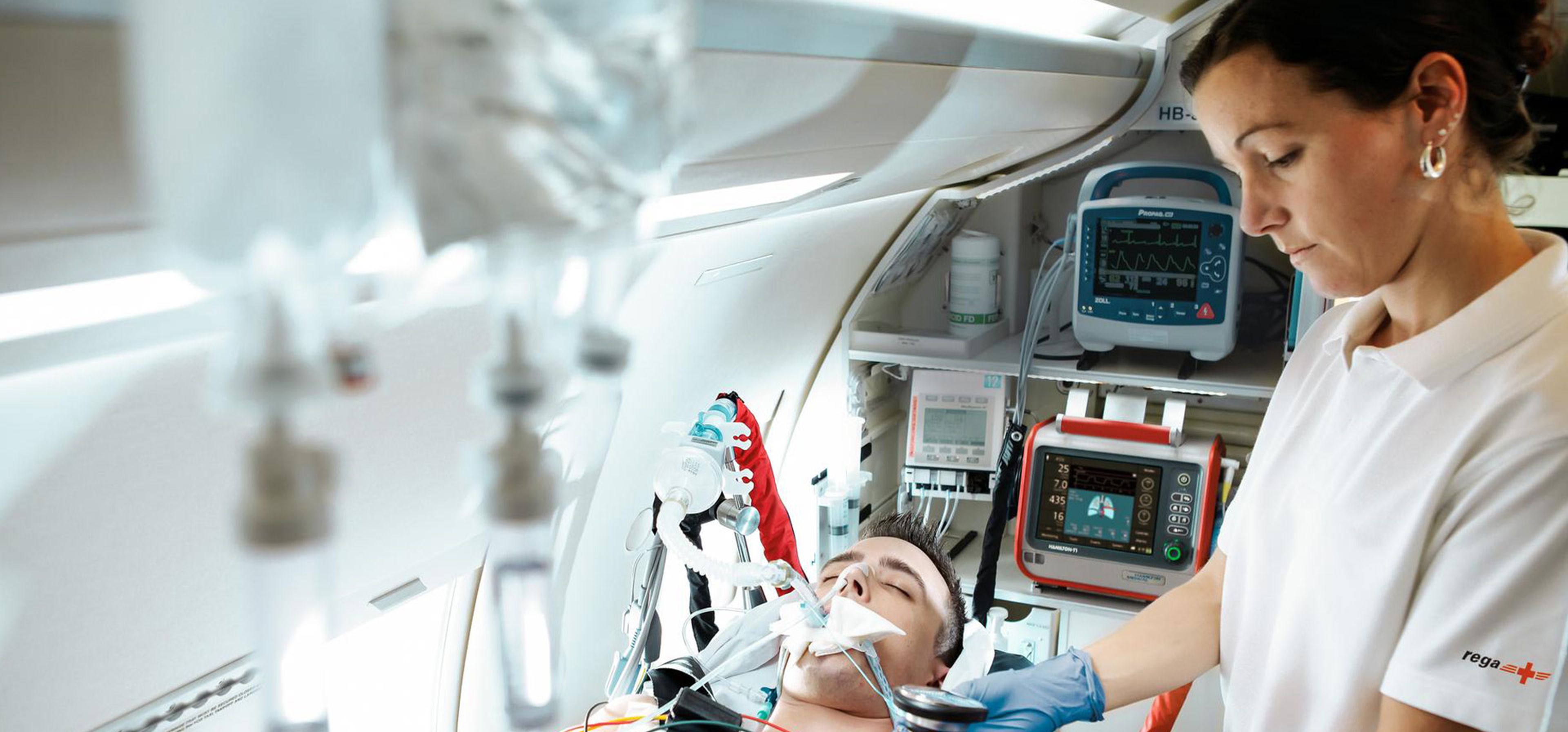 Frau im Krankwagen untersucht einen Patienten