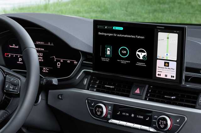 Das Bild zeigt das Armaturenbrett eines Audis inklusive Infotainmentsystem. Auf dem Display ist ein Beispiel-Screen unseres Unterstützungs- und Feedbackkonzepts zu sehen.