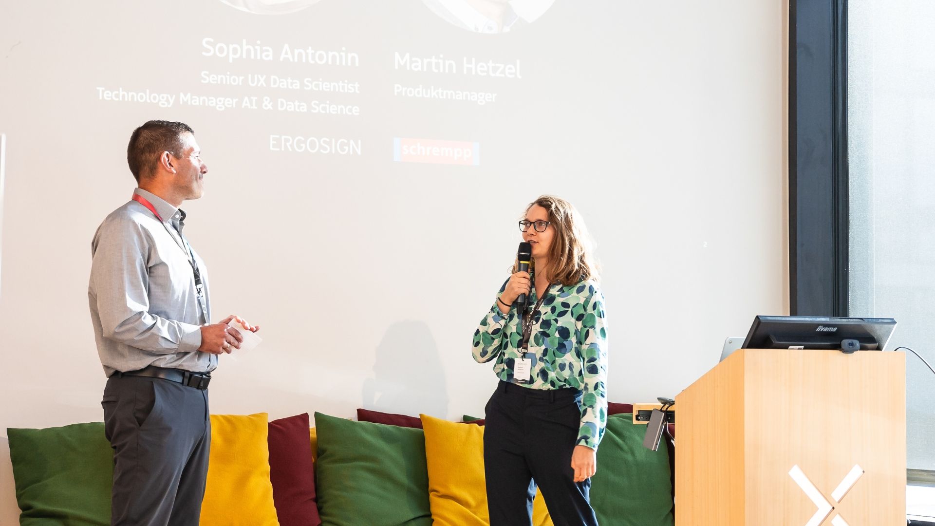 Martin Hetzel und Sophia Antonin auf der Bühne in Nahaufnahme