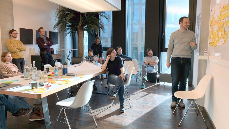 Workshop bei Ergosign in Hamburg - eine Gruppe Menschen in einem Meetingraum.
