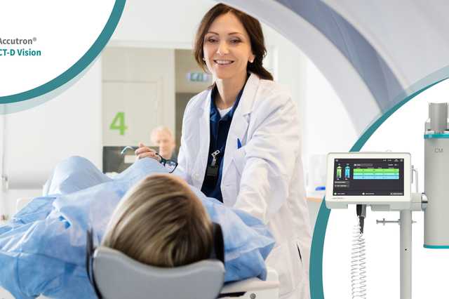 Ärztin betreut eine Patientin bei der Kontrastmittel Injektion.