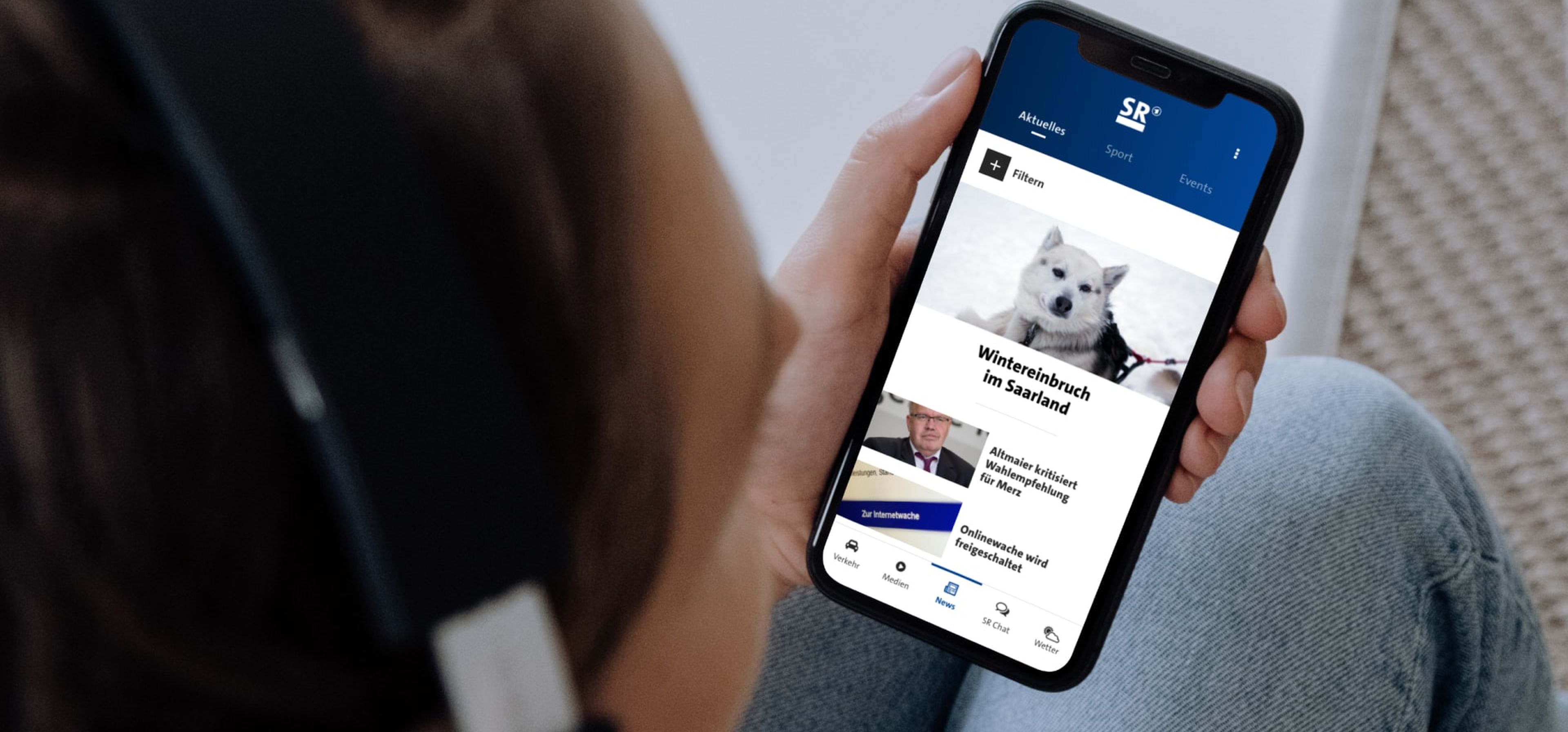 Person hält Smartphone in der Hand mit Screen der SR App.