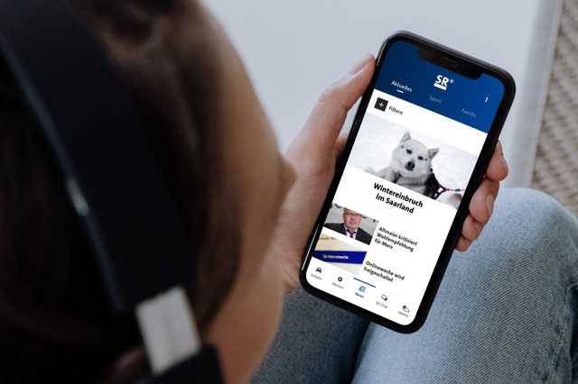 Person hält Smartphone in der Hand mit Screen der SR App.