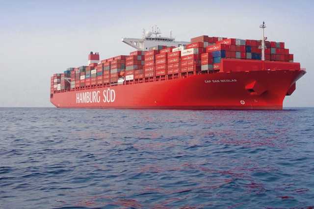Rotes Containerschiff von Hamburg Süd auf dem Meer.