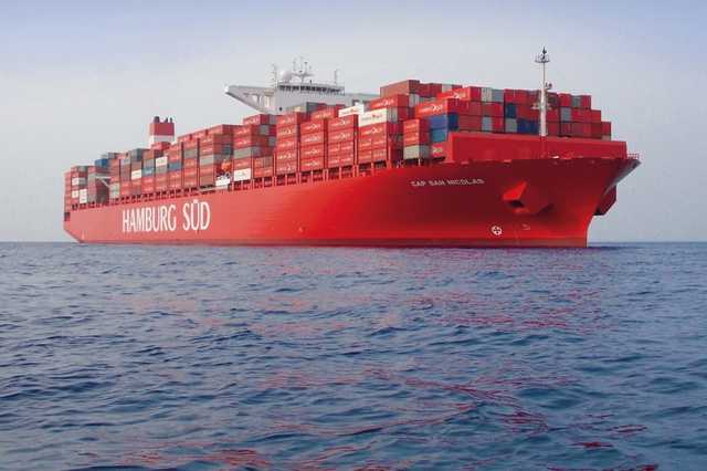 Rotes Containerschiff von Hamburg Süd auf dem Meer.