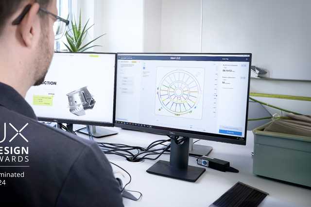 Ein Blick über die Schulter eines Mannes der mit der Software SLM.Prep am Computer arbeitet
