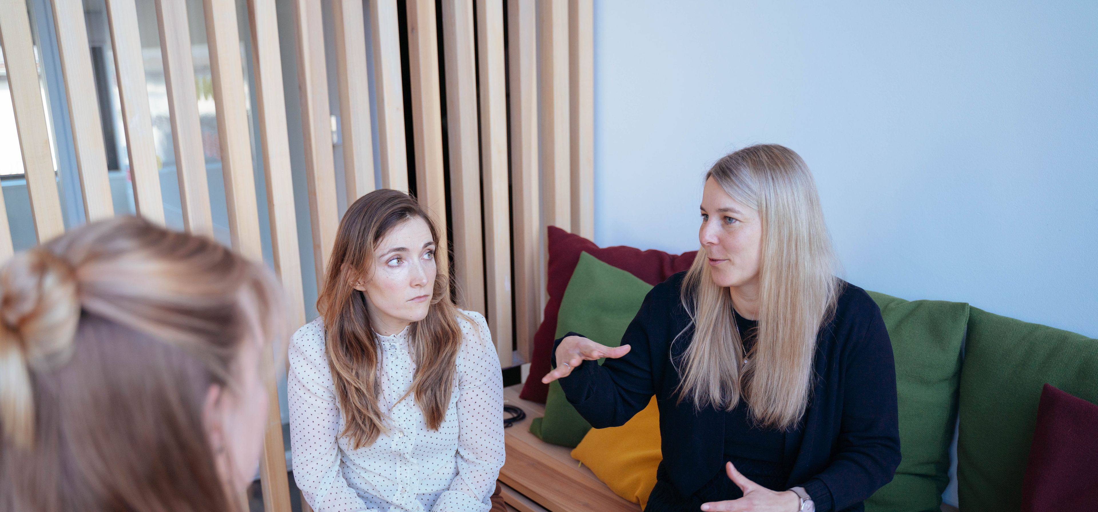 Katharina Roos und Verena Rheinstädter sitzen gemeinsam beim Interview mit Esther Barra. Katharine Roos beantwortet gerade eine Interview Frage.