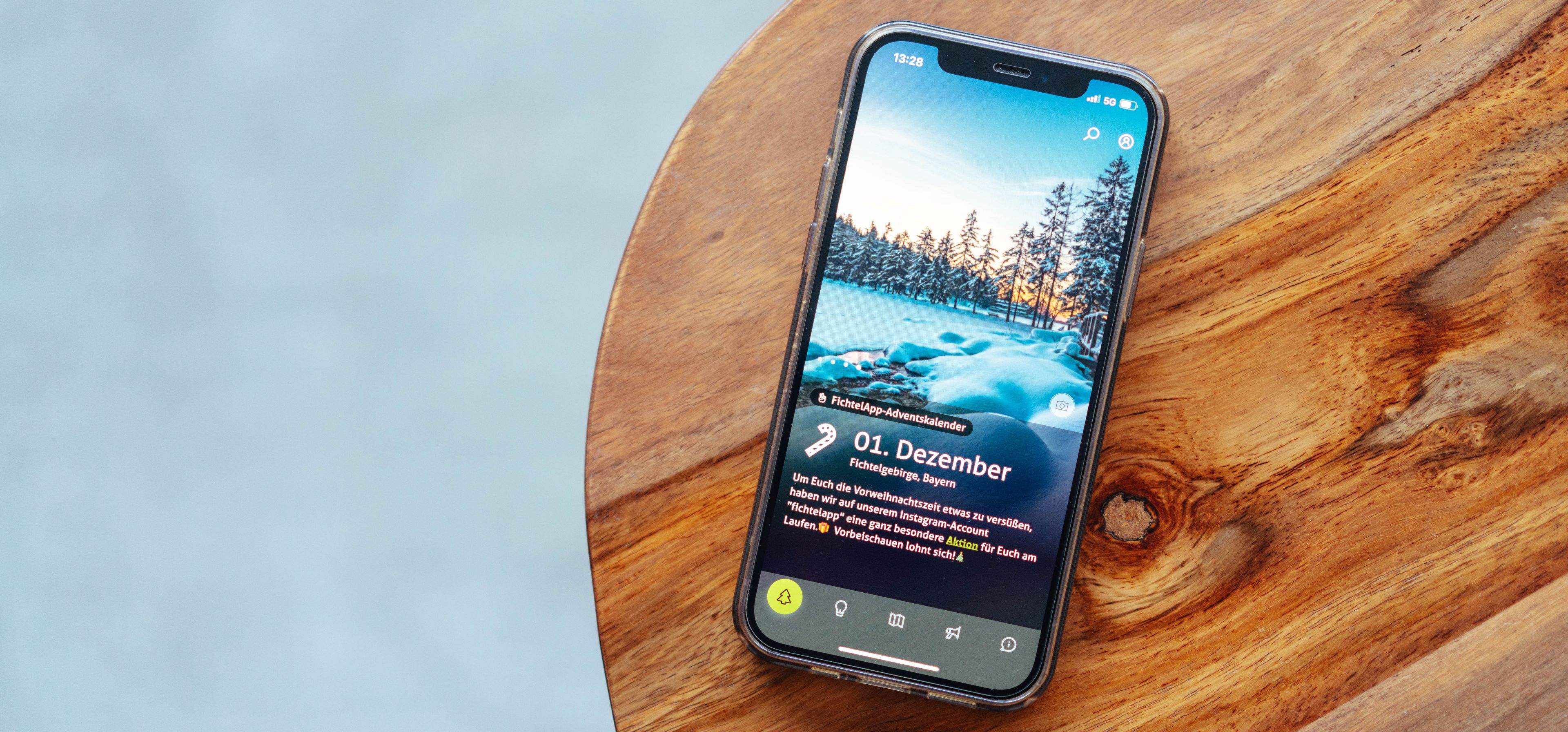 Smartphone liegt auf einem Tisch, darauf sieht man eine Anwednung der Fichtelapp