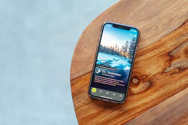 Smartphone liegt auf einem Tisch, darauf sieht man eine Anwednung der Fichtelapp