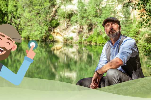 Der "echte" Werner sitzt rechts im Bild in der Natur während links im Bild eine digitale Version von Werner hineinschaut.