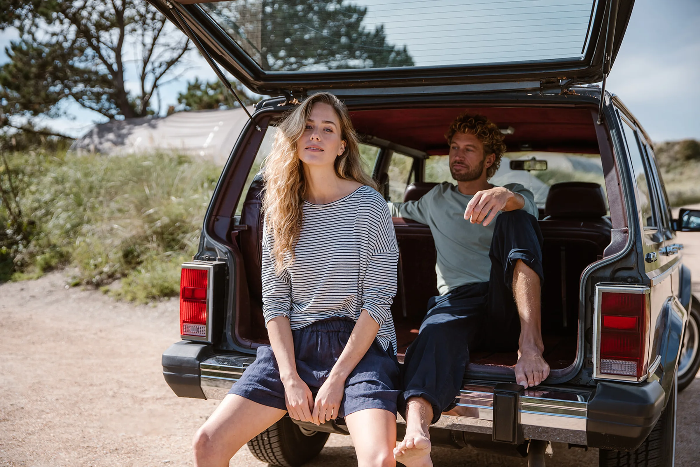 Kuyichi campagne — man en vrouw in denim