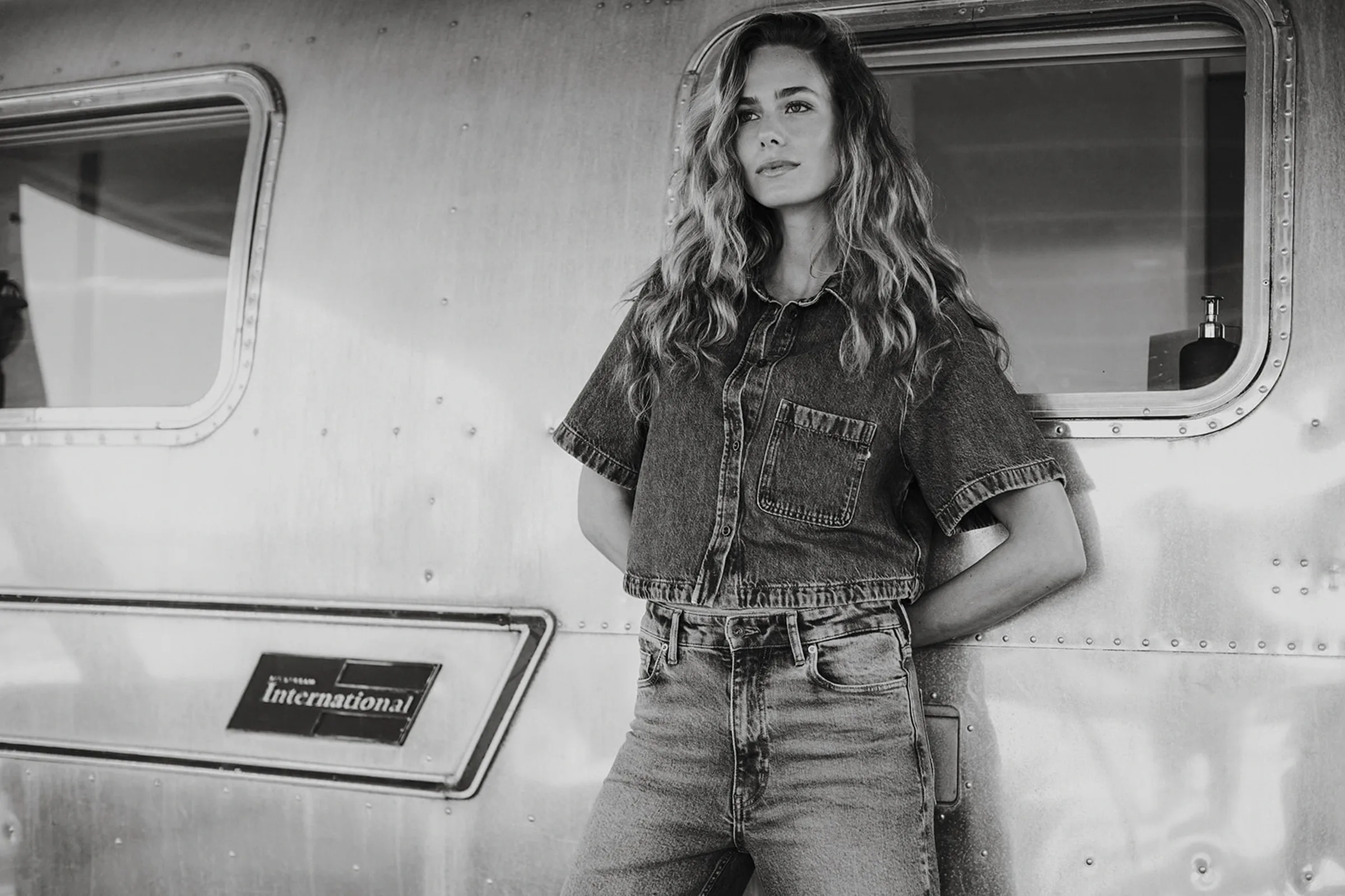 Kuyichi campagne — man en vrouw in denim