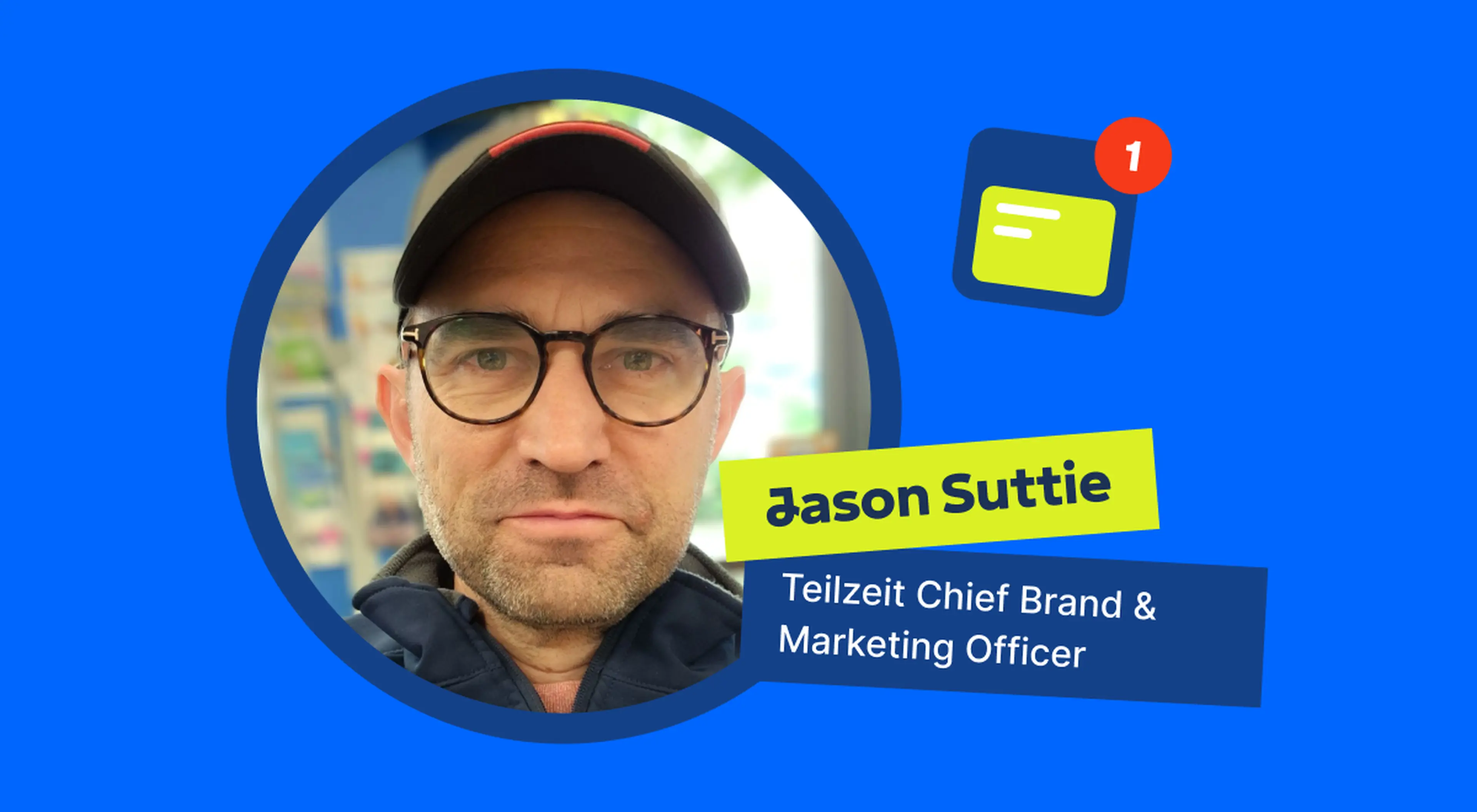 Jason Suttie, Teilzeit Chief Brand & Marketing Officer, mit Brille und Kappe im Headway-Testbericht, daneben ein grünes Kartensymbol mit Benachrichtigung auf blauem Hintergrund