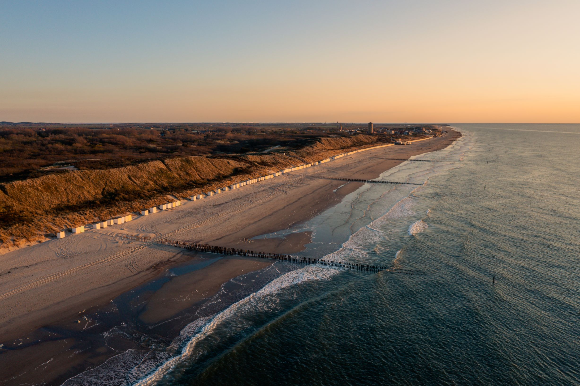 Strand en duinen in Domburg tijdens zonsondergang