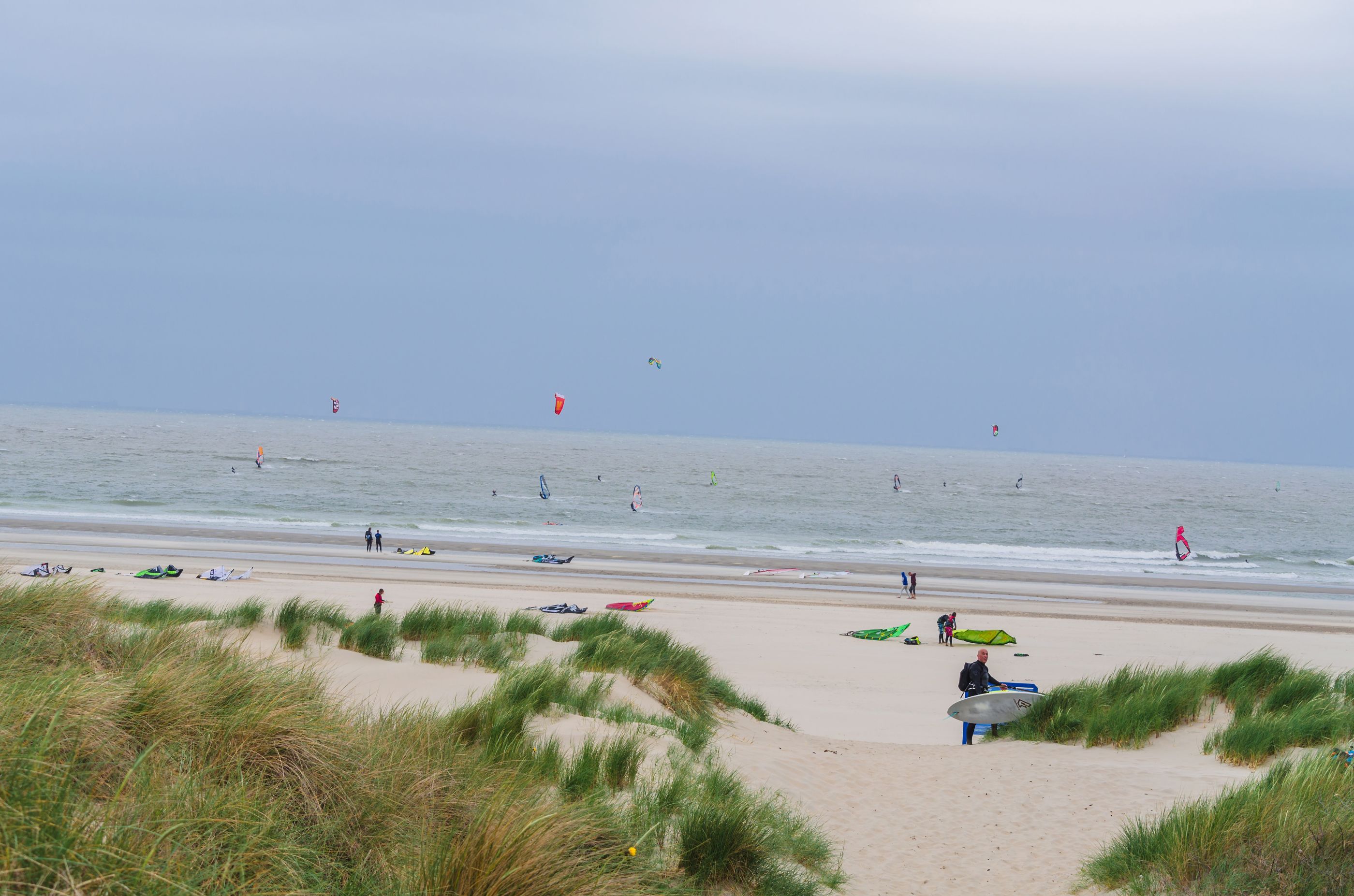 Kitesurfers op het strand in Brouwersdam