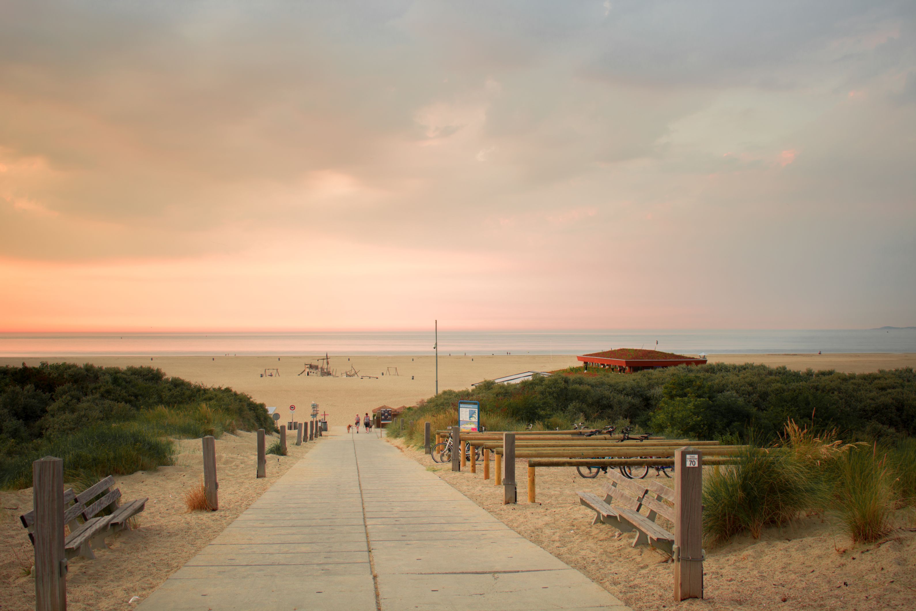 Houten looppad richting het strand in Vrouwenpolder