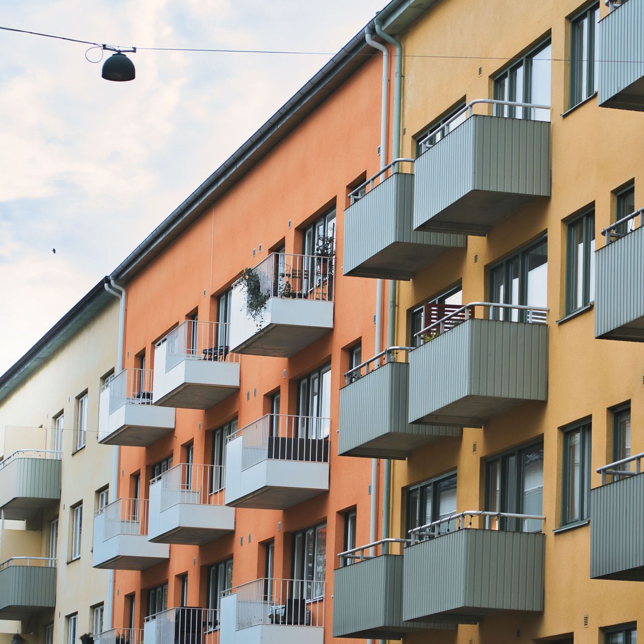 Solceller för bostadsrättsföreningen – det här bör styrelsen veta