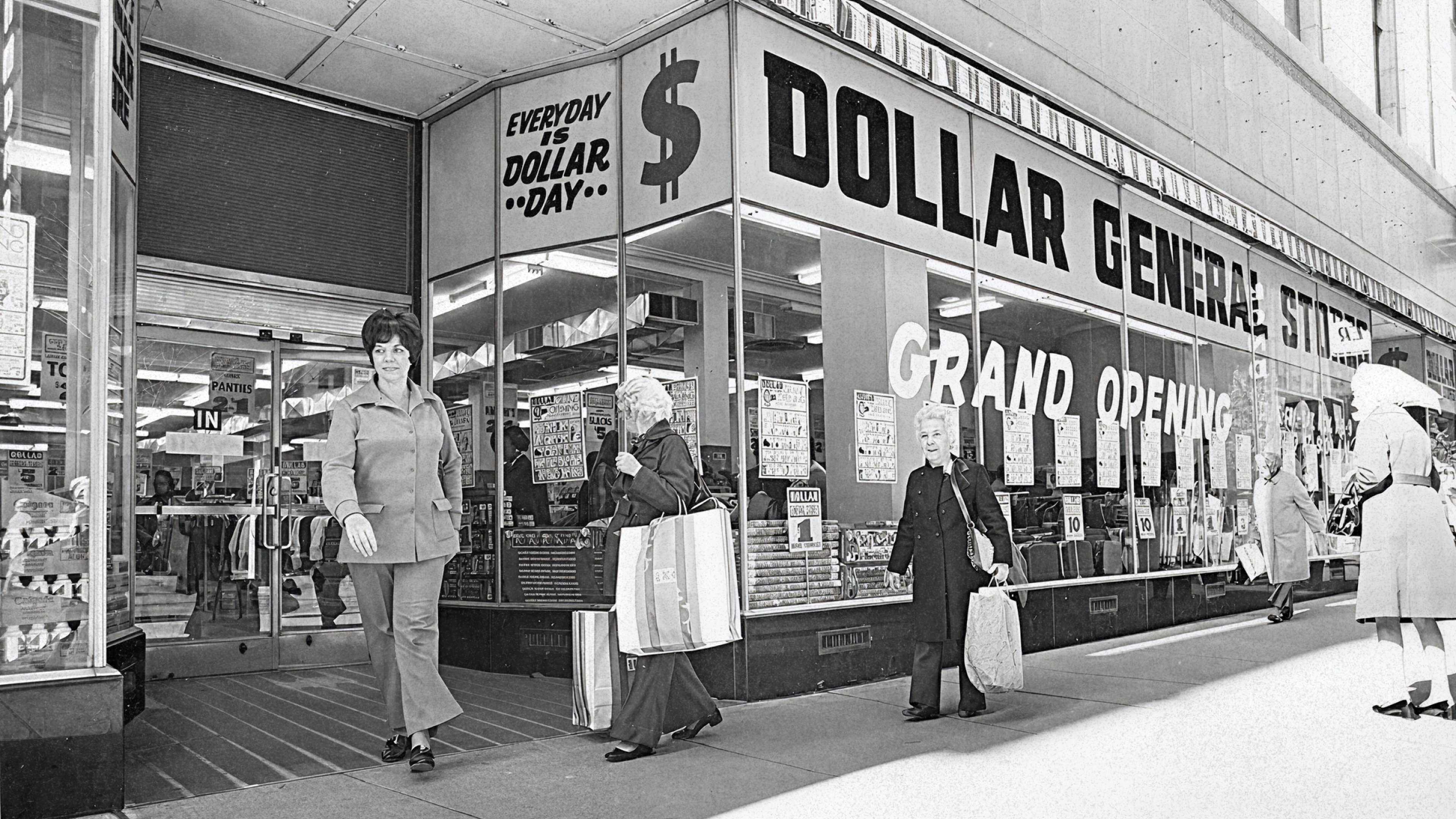 An early Dollar General storefront