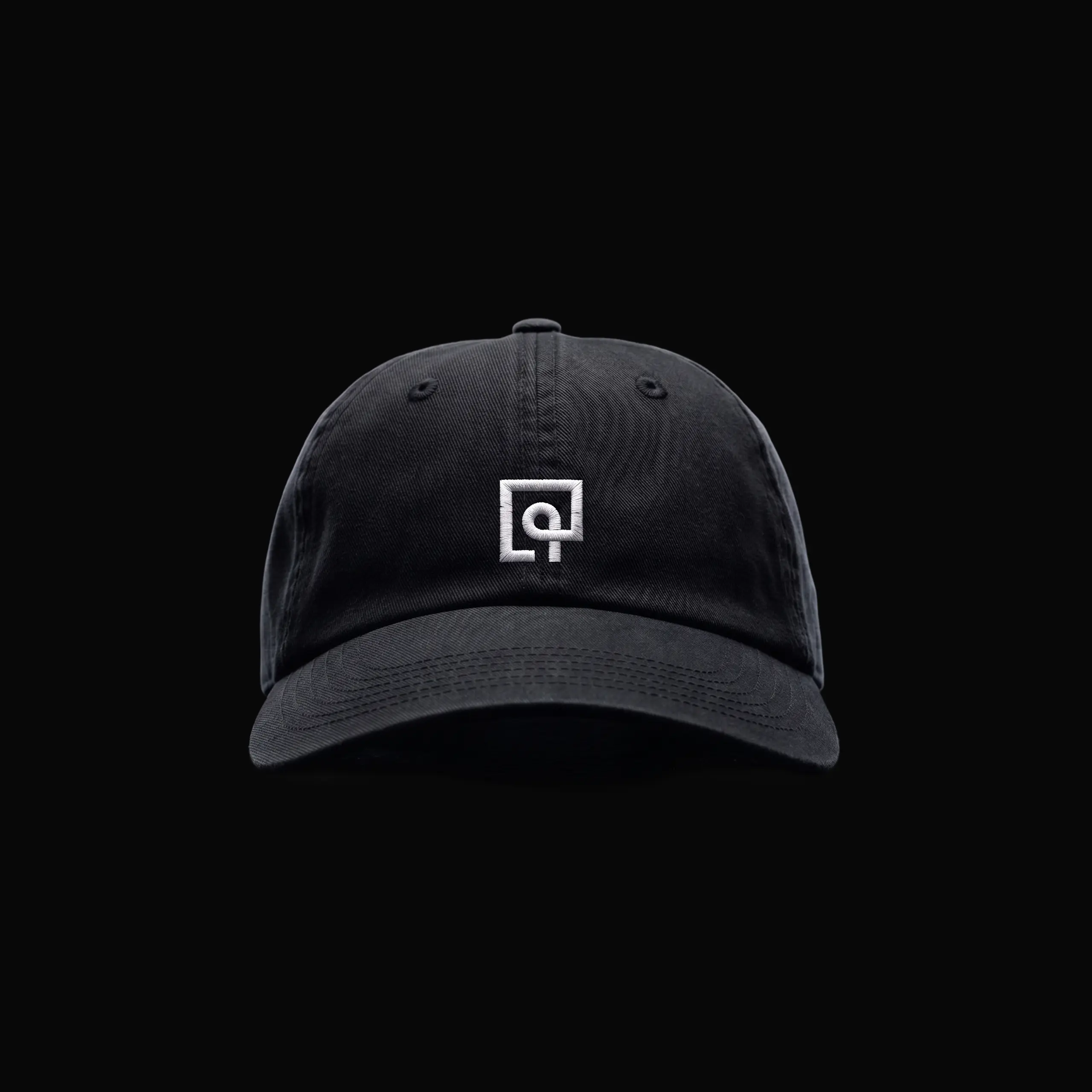 Black cap with embroidered Quartr logomark