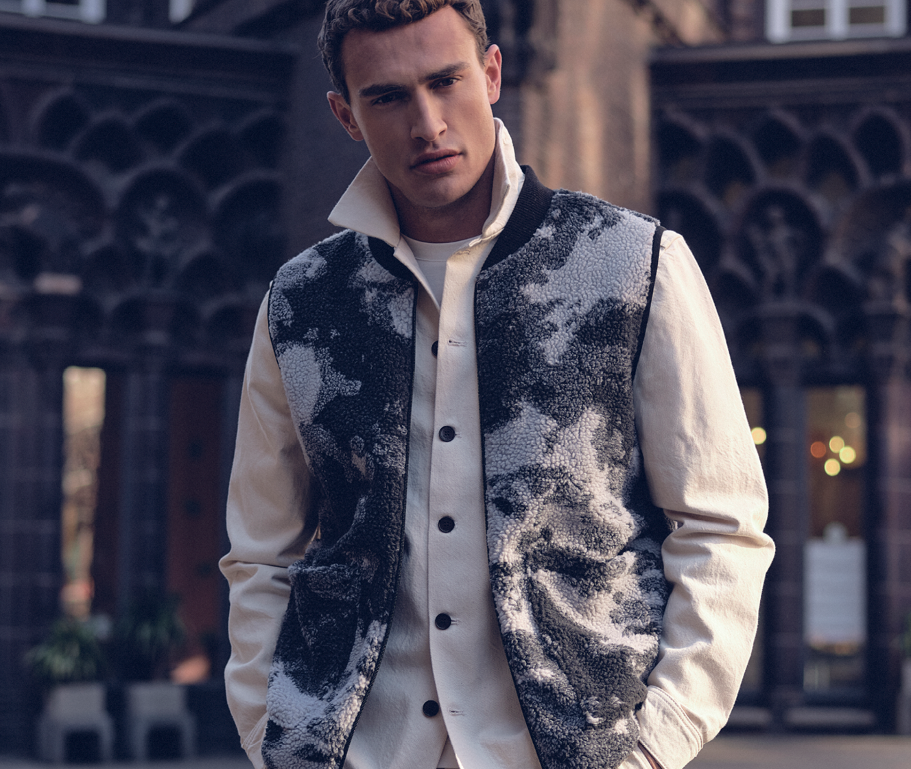 Model met najaarsoutfit van J.C. RAGS AW25